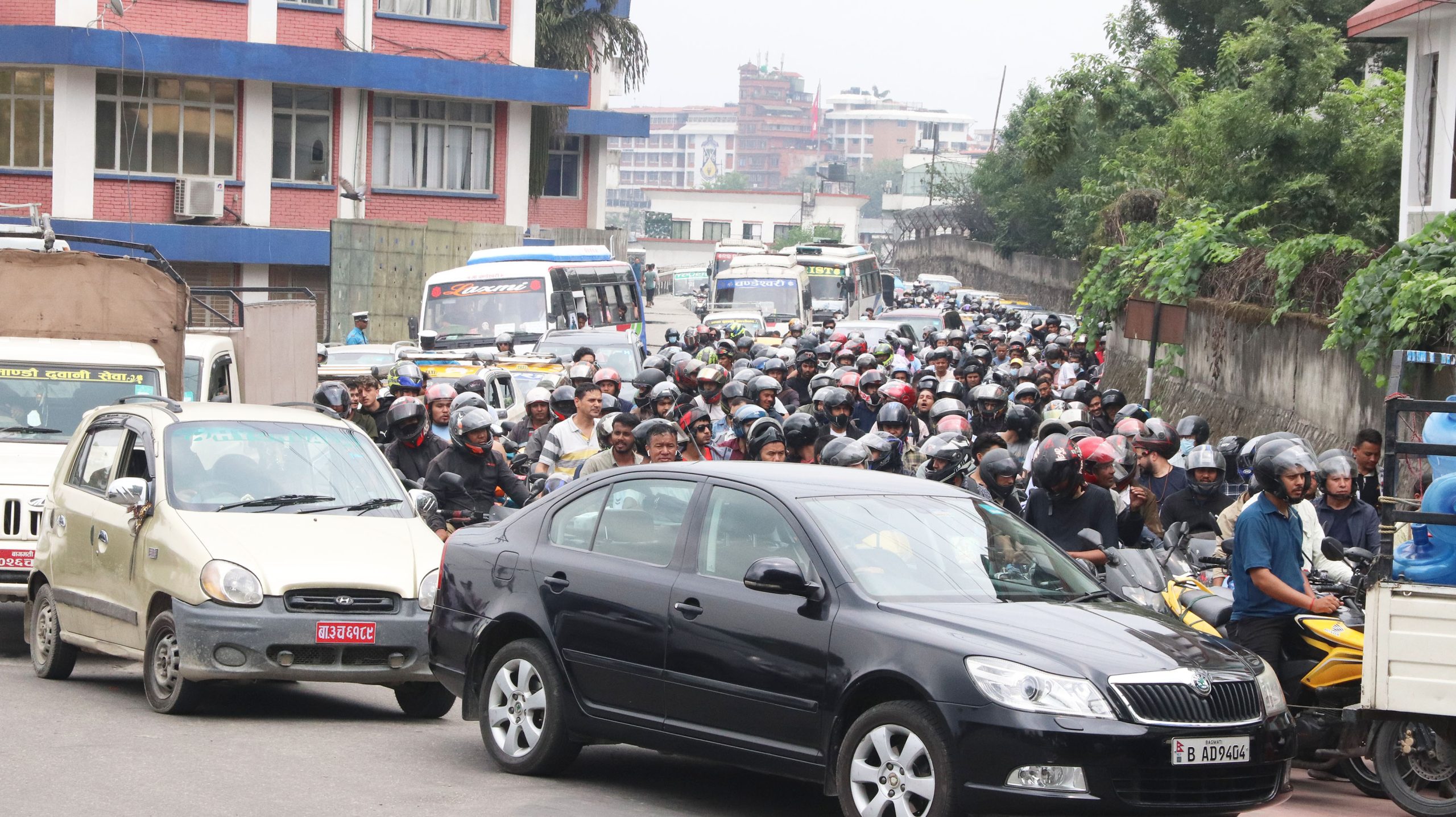 ट्याङ्कर चालक आन्दोलनमा उत्रिएपछि उपत्यकाका पेट्रोलपम्पहरुमा सवारी साधनको लाइन