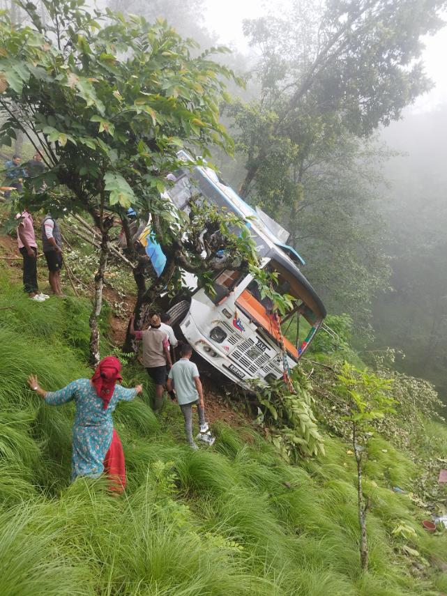 रामेछापमा बस दुर्घटना हुँदा आठजना घाइते, तीनको अवस्था गम्भीर