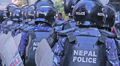 आन्दोलनका क्रममा कार्यालय तथा मन्त्रालयबाट लुटिएका सामान खोज्दै मकवानपुर  प्रहरी