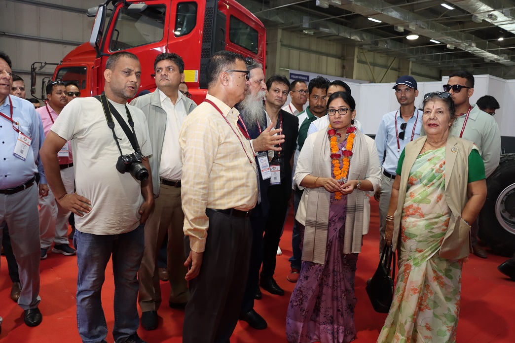 अन्तर्राष्ट्रिय पोल्ट्री प्रदर्शनीमा राखिएका अत्याधुनिक प्रविधि देखेर किसान दङ्ग