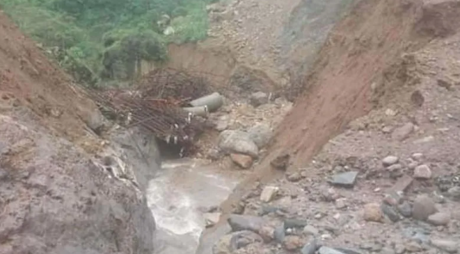 कालीगण्डकी करिडोरको लमाए खोलाको निर्माणाधीन पुल बाढीले बगायो