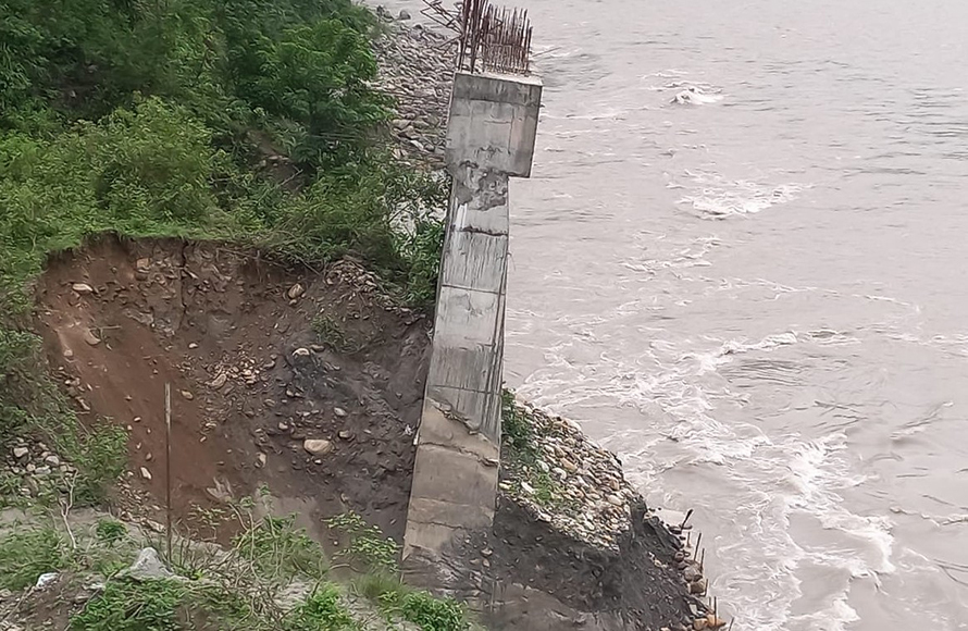 बाङ्गियो धाप्लाङघाटमा निर्माणाधीन पक्की पुलको पिल्लर