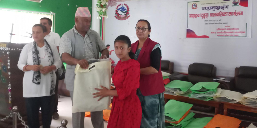 सन्धिखर्क नगरपालिकाद्धारा अभिभावकविहीन बालबालिकालाई कपडा वितरण