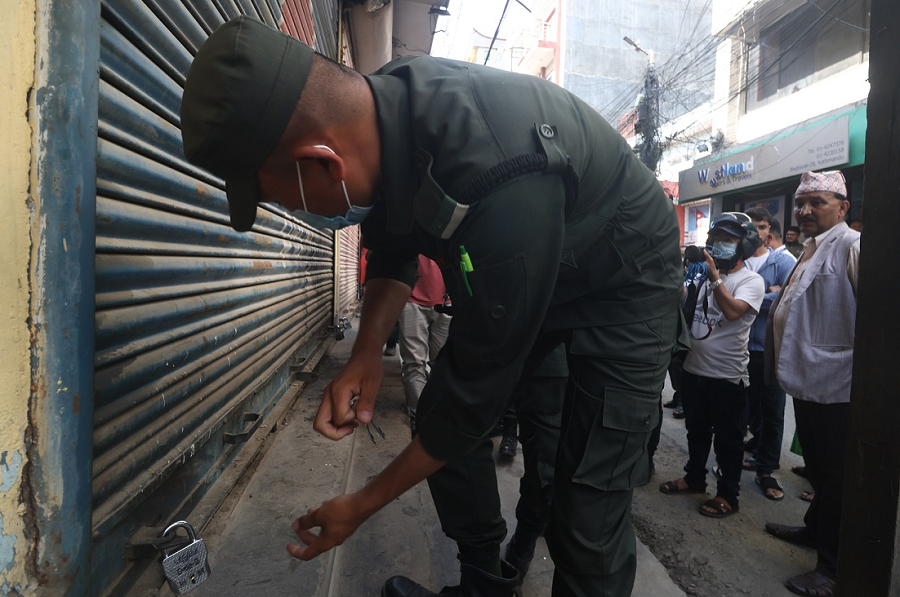 काठमाडौँ महानगरपालिकाले सामादायिक विद्यालयले भाडामा दिएका ६१ सटरमा ताला लगायो