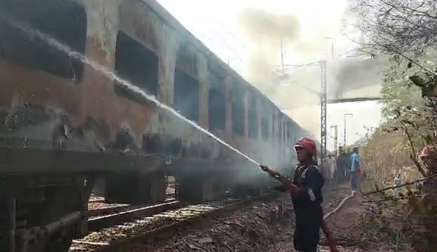 ताज एक्सप्रेसको तीन डिब्बामा आगलागी