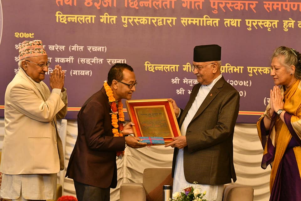 प्रधानमन्त्रीद्वारा साहित्य र कलाको क्षेत्रमा योगदान गरेका विभिन्न व्यक्तिलाई छिन्नलता पुरस्कार प्रदान