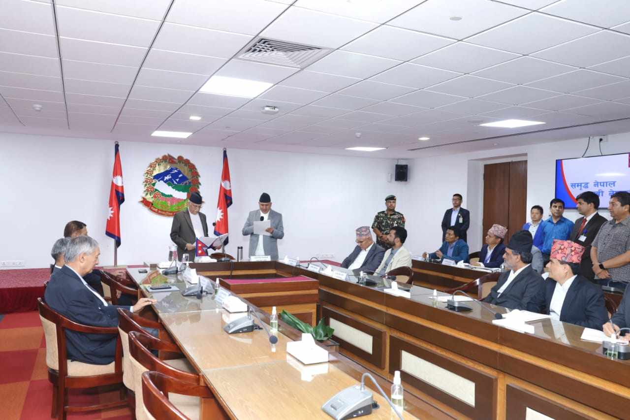 राष्ट्रिय योजना आयोगका उपाध्यक्ष र सदस्यहरुले लिए शपथ