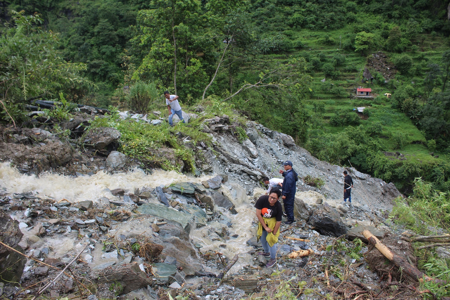 बेनी–जोमसोम सडकः बैसरीको भिरमा पहिरो रोकथाम गर्न ‘रक एङ्करिङ’