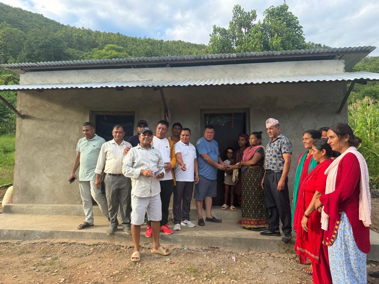 विपन्न परिवारलाई चापाकोट नगरपालिकाको घर उपहार