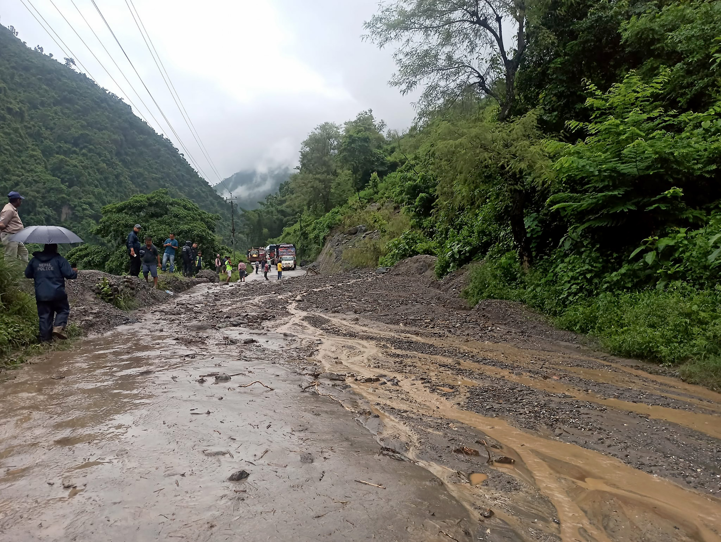 देशभरका नौ सडकखण्ड अवरुद्ध, एक सय ५९ एकतर्फी सञ्चालनमा