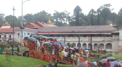 साउन महिनाको पहिलो दिन पशुपतिनाथ मन्दिरसहित शिवालयमा भक्तजनको भीड