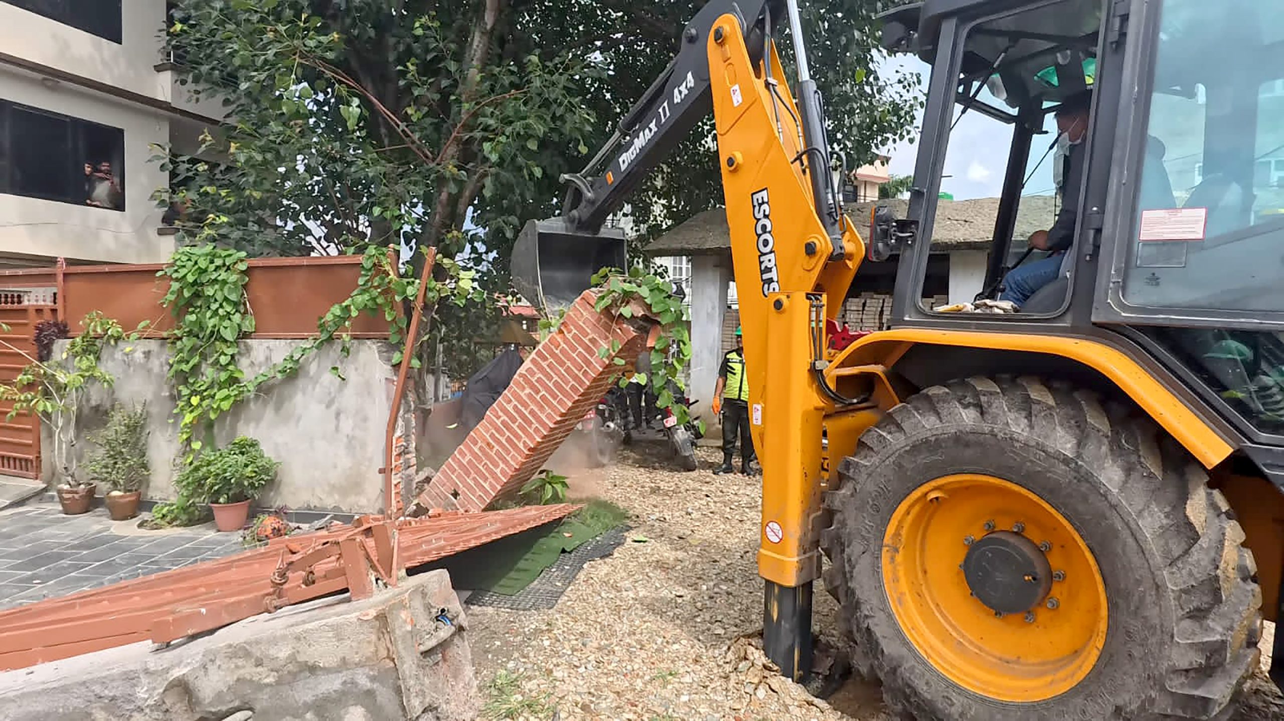 ललितपुर महानगरले भत्कायो अतिक्रमणगरी बनाइएको व्यक्तिगत संरचना