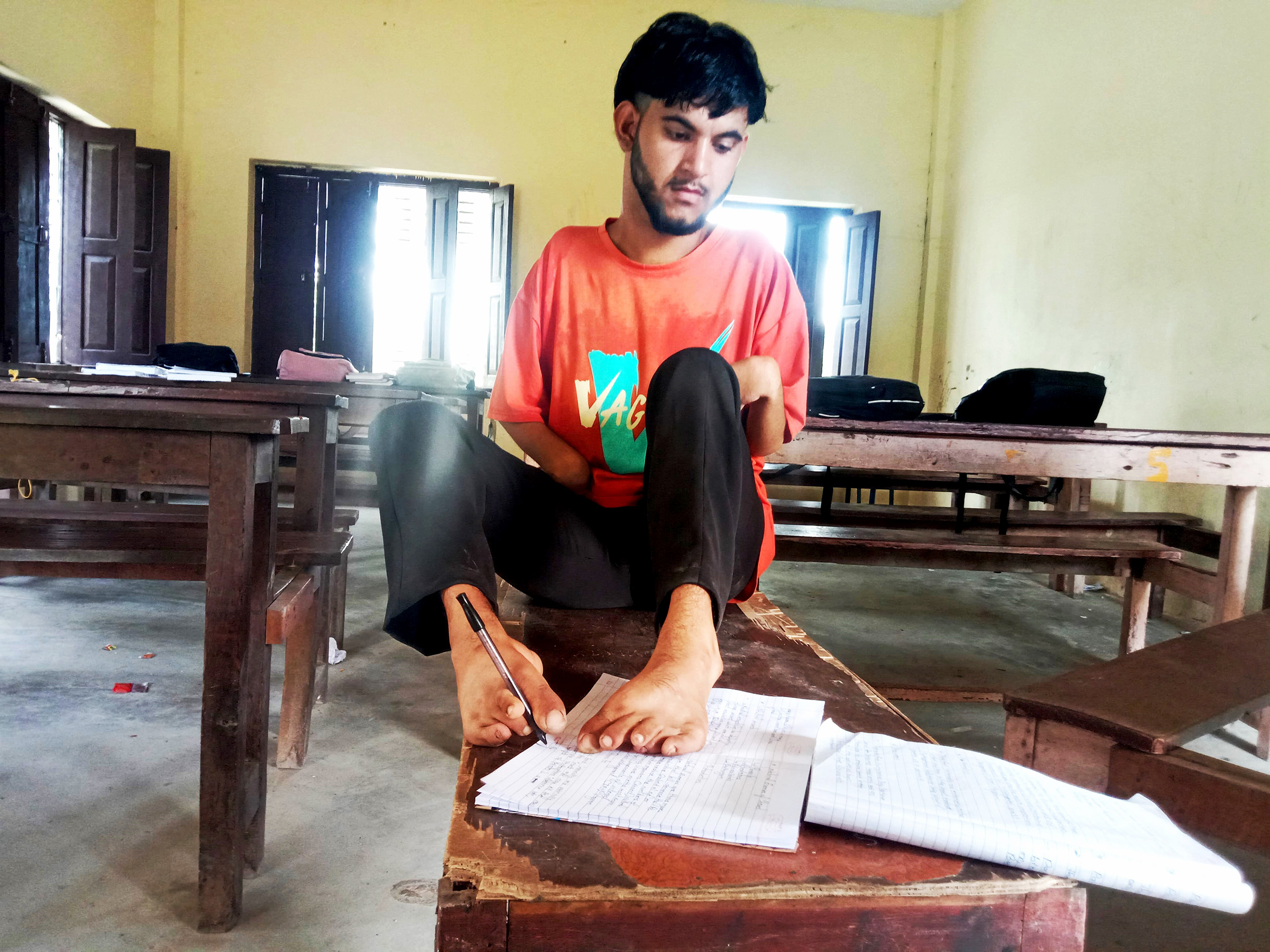 खुट्टाले लेखेर एसइई उत्तीर्ण   