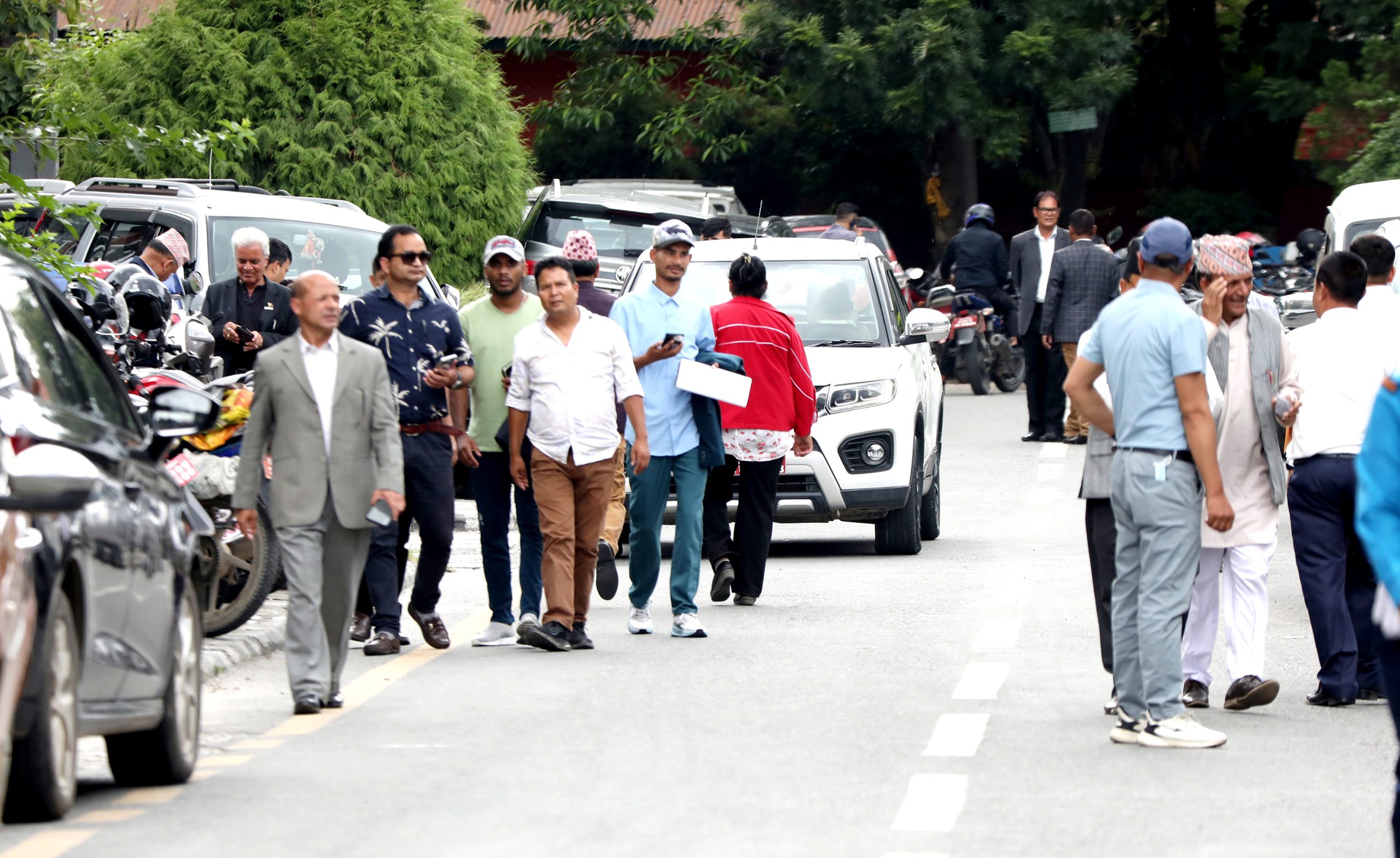 सिंहदरबारमा नवनियुक्त मन्त्रीलाई बधाई दिन आउनेको लर्को…