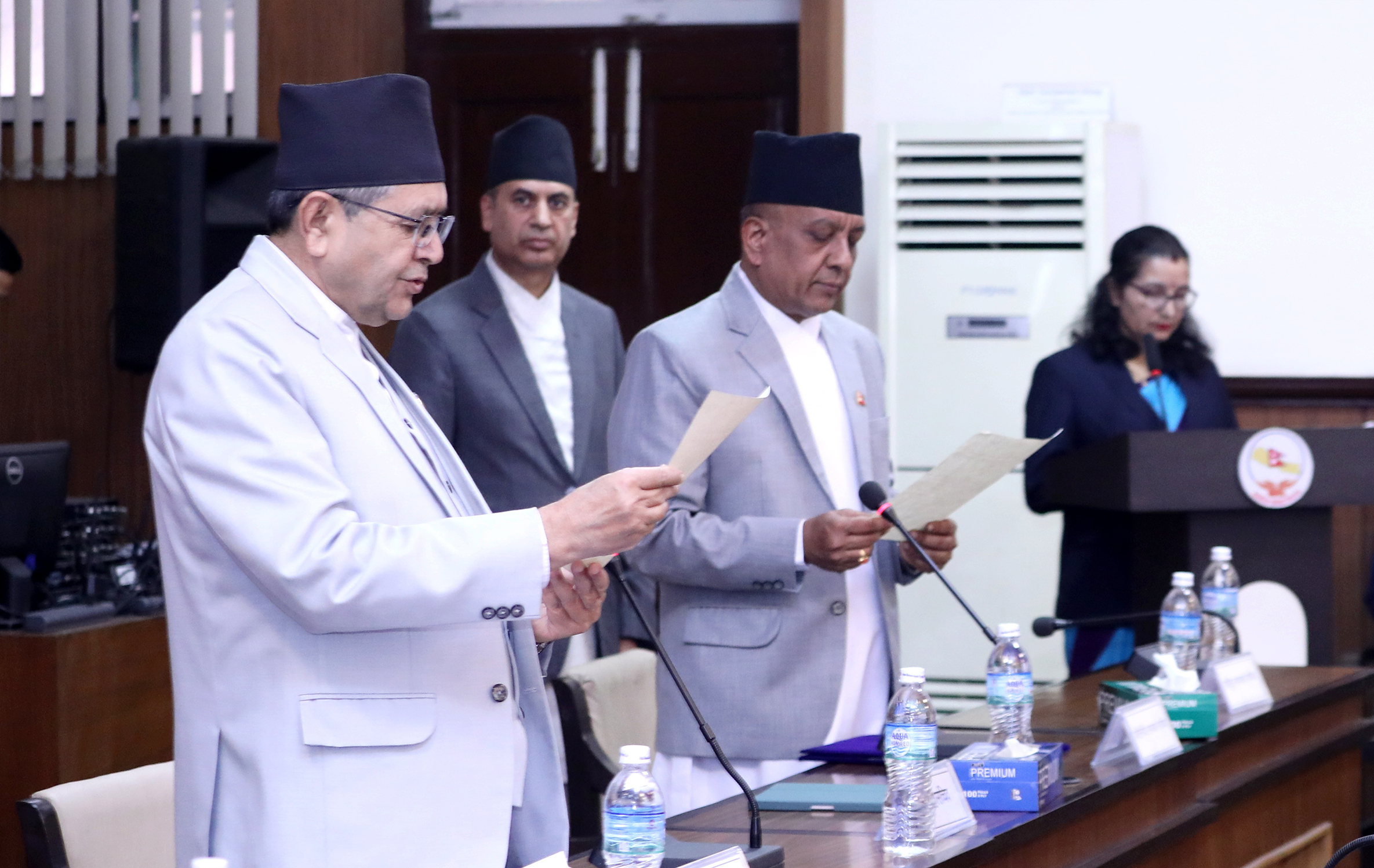 प्रतिनिधिसभाका सचिव अधिकारीले लिए शपथ