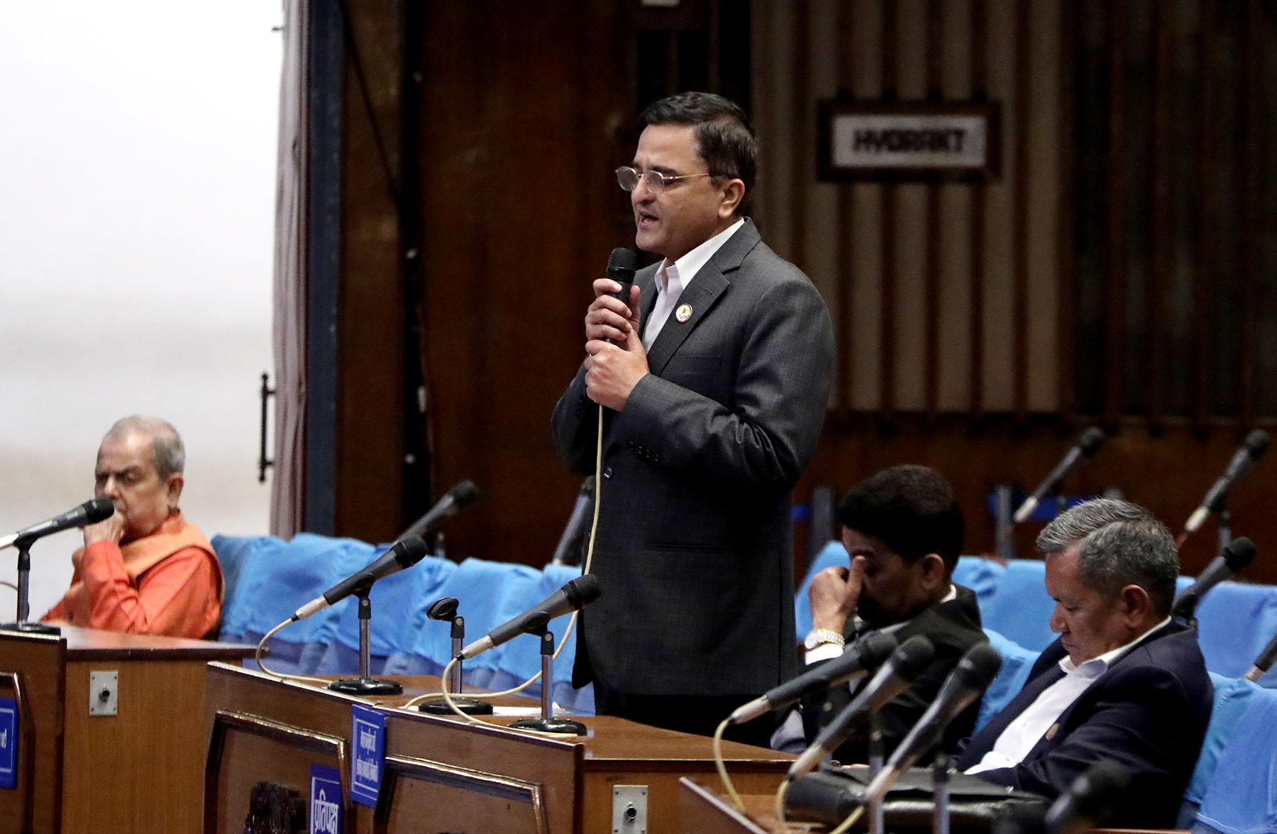 प्रधानमन्त्रीले प्वाल पारिसकेको डुङ्गामा नबस्न रास्वपालाई योगेश भट्टराईको सुझाव