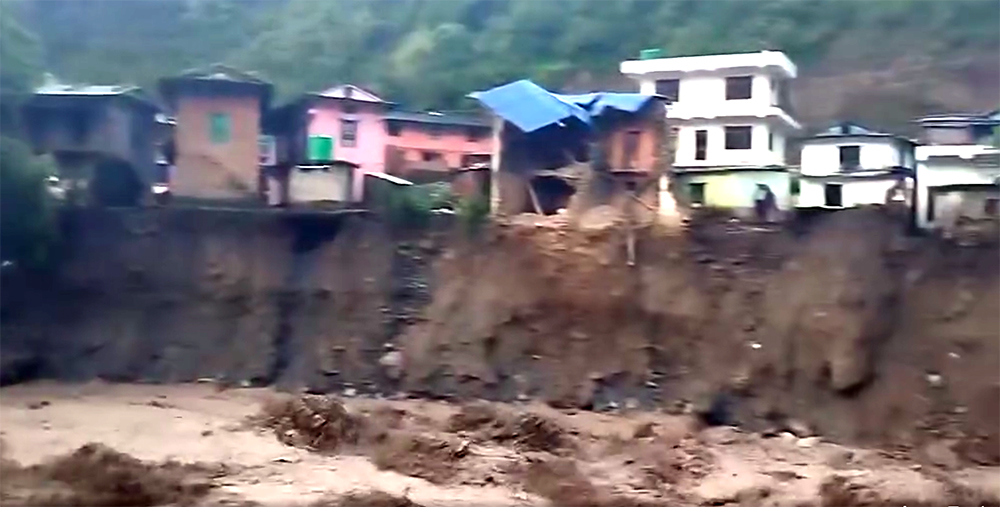 रुकुमपश्चिममा बाढीले घर बगाउँदा तीन बालबालिका माटोमा पुरिए, एक जना बेपत्ता