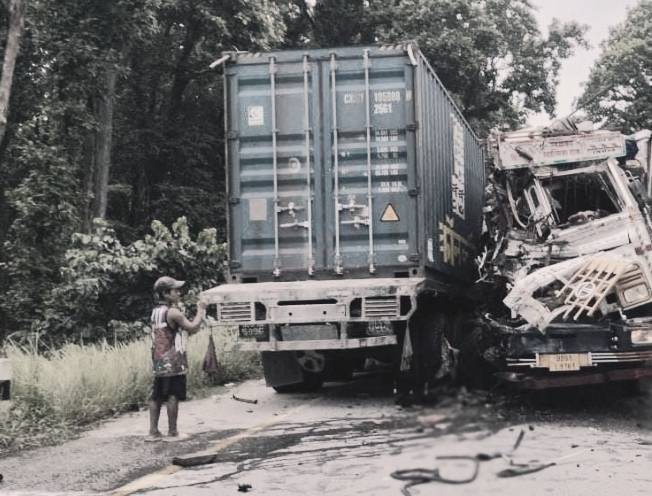 नारायणगढ–मुग्लिन सडकको भतेरीमा कन्टेनर र ट्रक ठोक्किँदा दुईजनाको मृत्यु