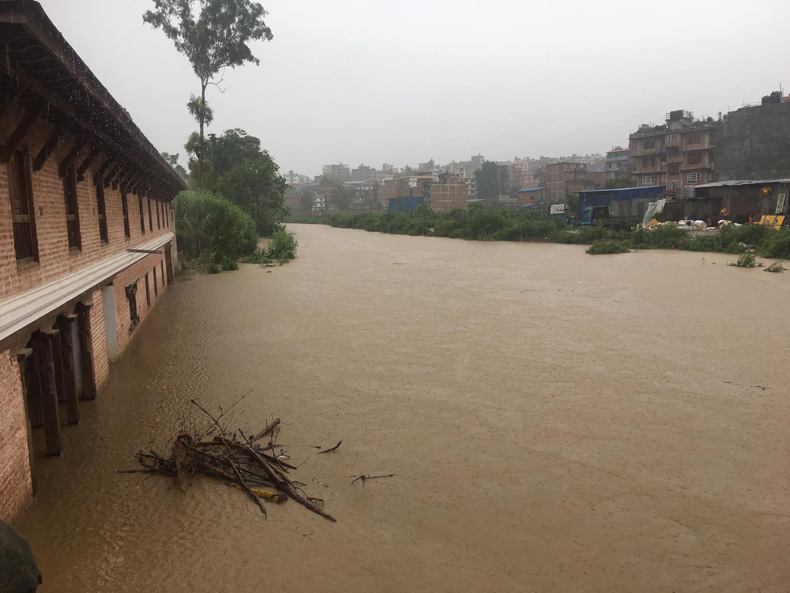 उपत्यकाका नदीमा बहाव बढेपछि करिडोरमा प्रहरीले थाल्यो गस्ती 