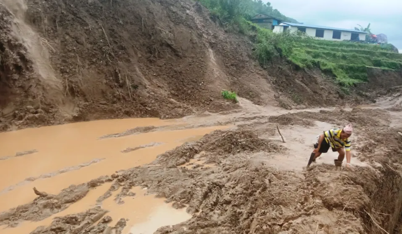 हिलाम्मे खेतजस्तै सडकको अवस्था , वडाध्यक्ष भन्दछन् ‘सडकका कारण जनता जोगाउनै कठिन भइसक्यो’