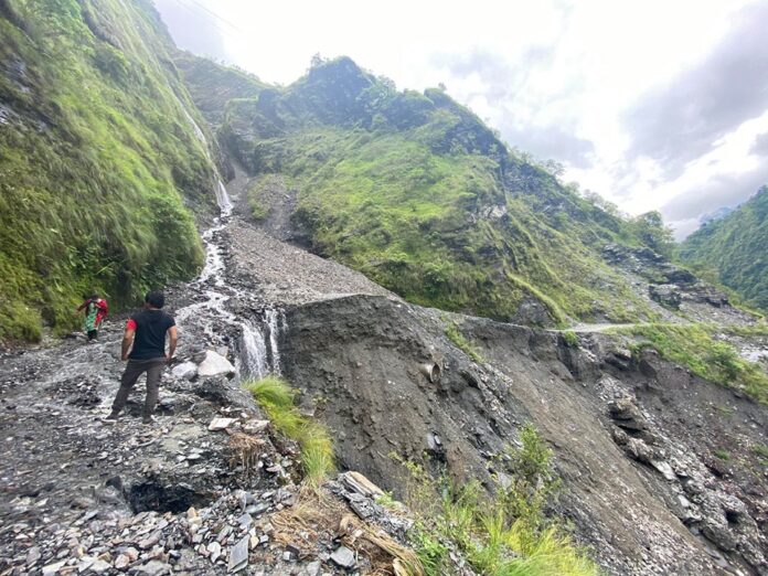 वर्षका कारण बेनी–दरबाङ सडक अवरुद्ध