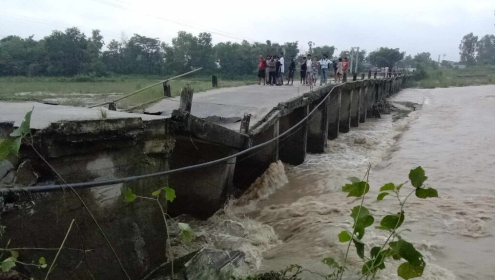 बिरिङ नदीको पक्की पुल भासिएपछि आवागमन बन्द