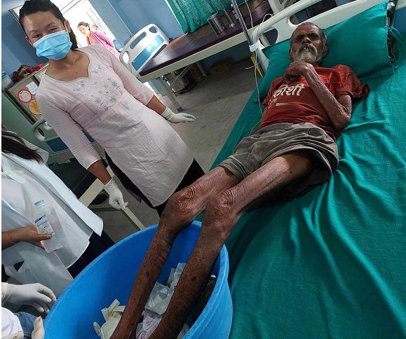 आफ्नै छोराबुहारीले वनमा छाडिदिएका वृद्धको उद्धार