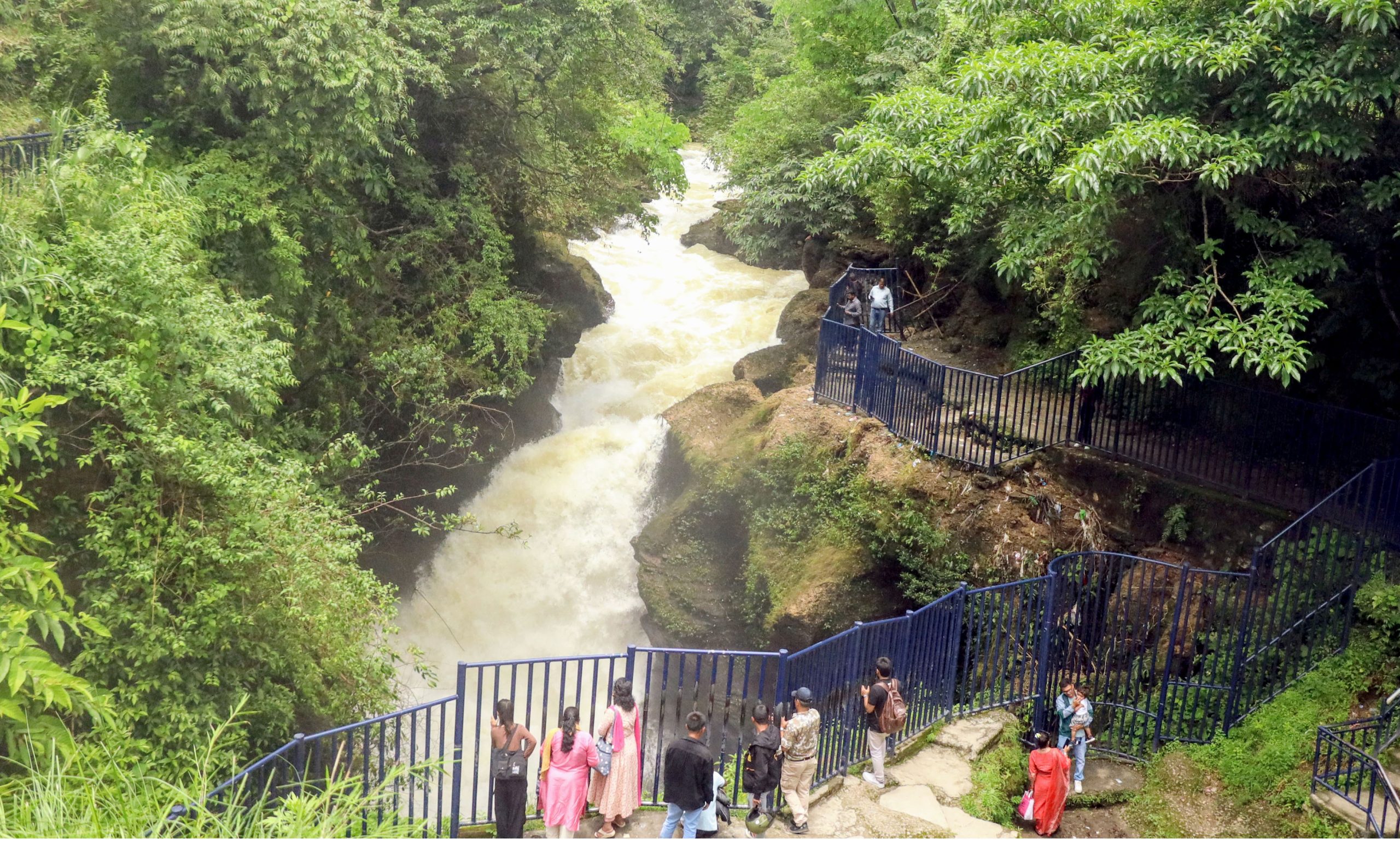 पातले छाँगोमा पर्यटक