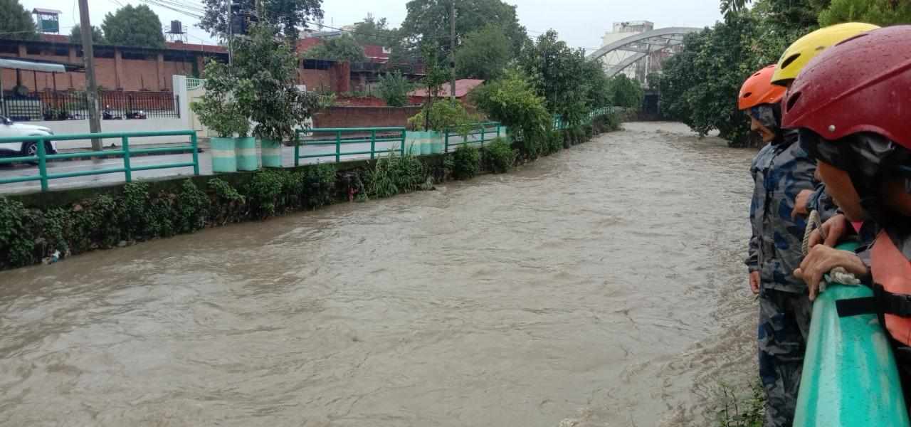 अबिरल वर्षाका कारण उपत्यकाका खोला तथा नदीको जलसतह बढ्यो