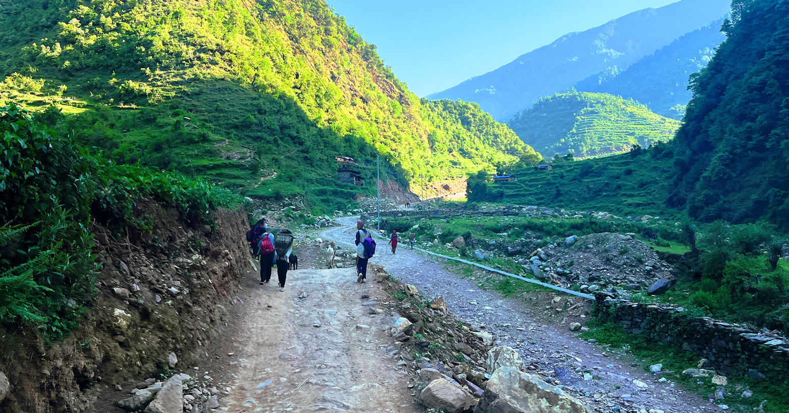 ढोरपाटन पुग्ने सडकको दुरावस्था, पर्यटकलाई सास्ती