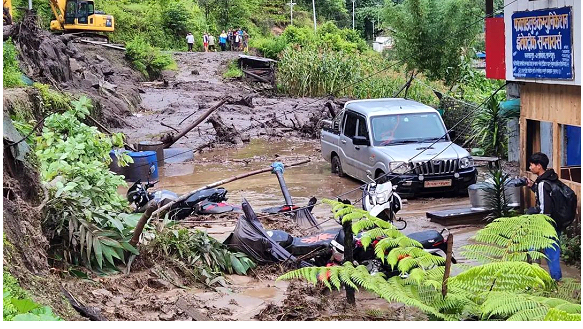 पहिराले फक्ताङलुङ गाउँपालिका केन्द्रमा क्षति, गाडी र मोटरसाइकल पुरिए