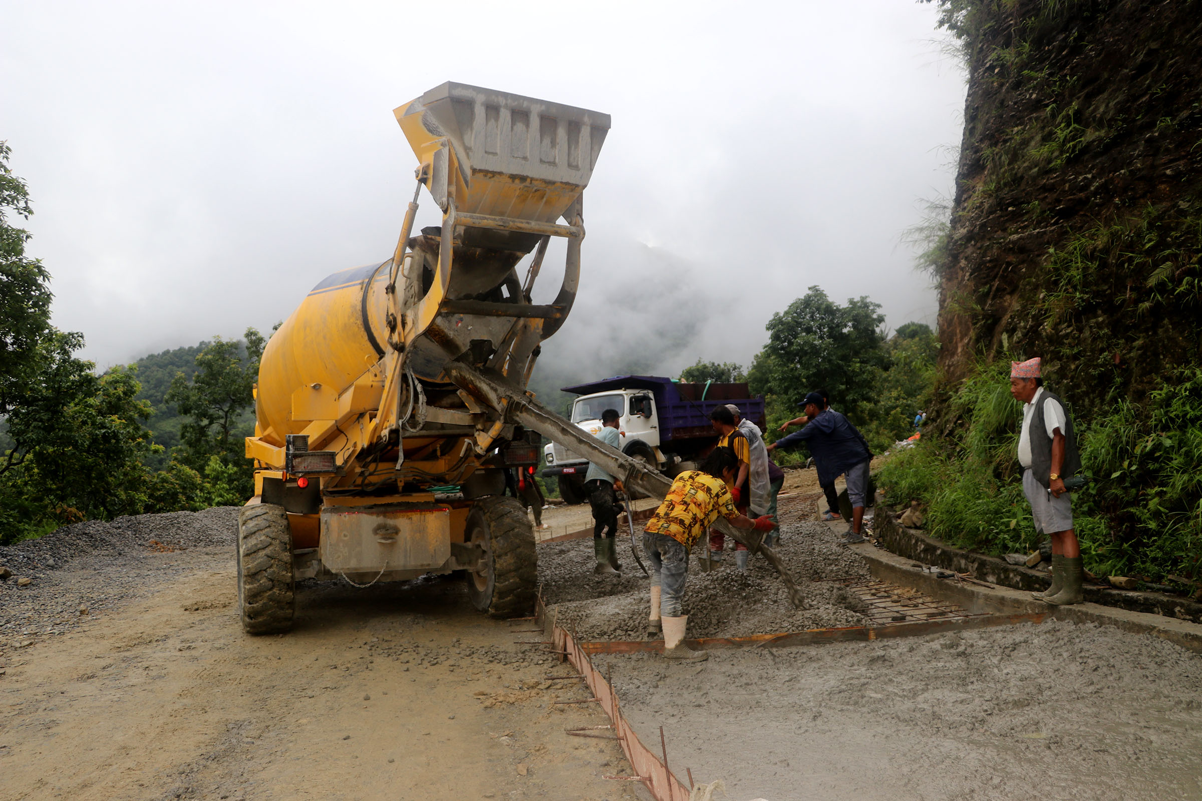फुस्रेखोला देउराली सडकमा सात वर्षमा तोकिएको मध्ये आधा काम