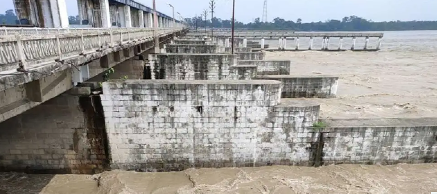 नारायणी नदीमा पानीको सतह निरन्तर बढ्दै गएपछि गण्डक ब्यारेजका सबै ढोका खोलिए