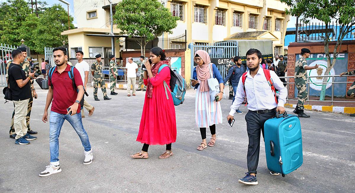 बङ्गलादेशबाट छ हजार ७ सय भारतीय विद्यार्थी फिर्ता