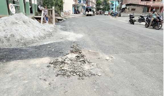 मन्थली–खिम्ती सडक कालोपत्र भएको १५ दिन नबित्दै उप्कियो
