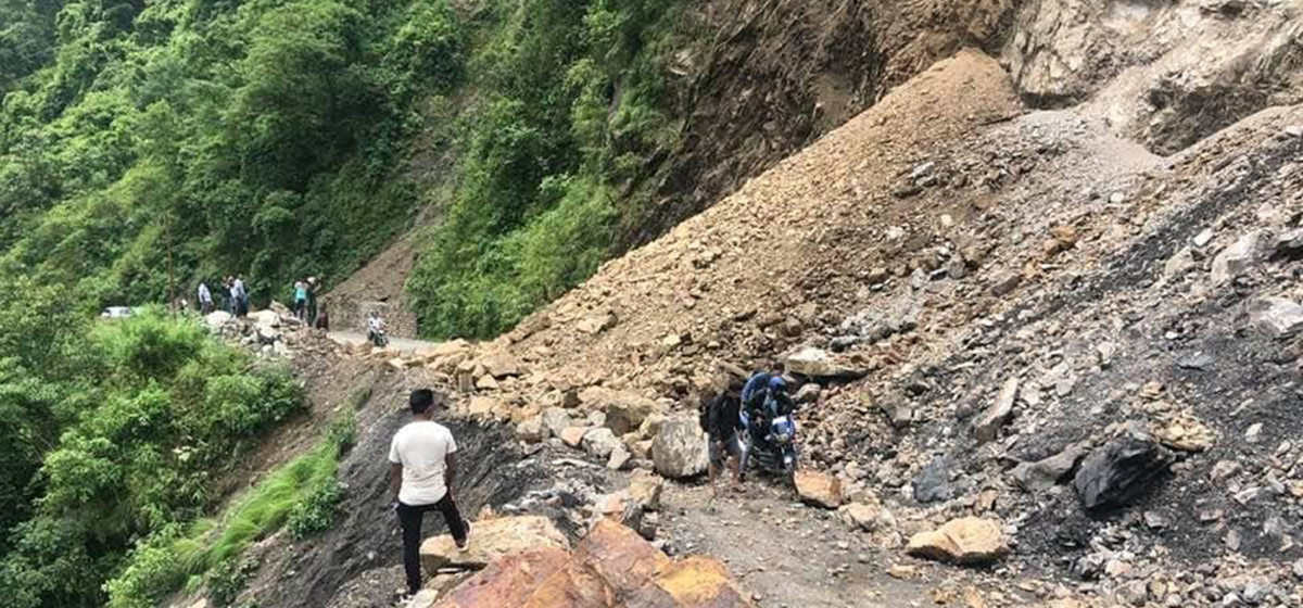 अविरल वर्षाले कर्णाली राजमार्ग अवरुद्ध