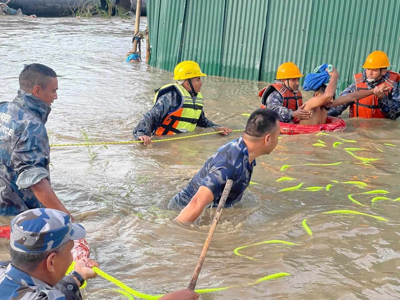 सशस्त्र प्रहरीद्वारा कीर्तिपुरमा बाढीमा फसेका १५ जनाको उद्धार(फोटोफिचर)