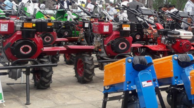 विराटनगर महानगरद्वारा किसानलाई ५० प्रतिशत अनुदानमा कृषि औजार वितरण