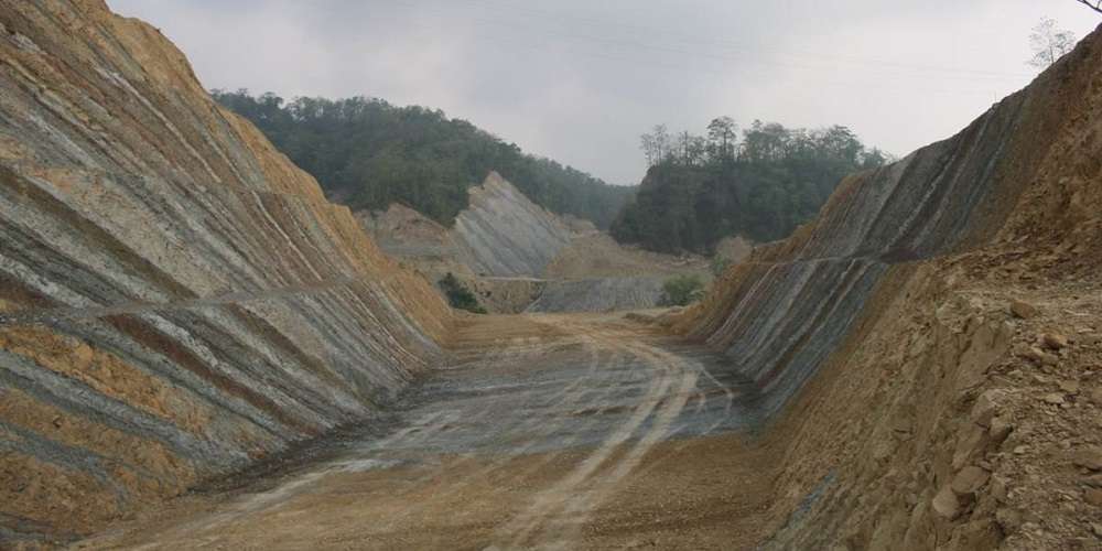 द्रुतमार्गको सुरुङमा काम गर्नेक्रममा ढुङ्गा लागेर एक मजदुरको मृत्यु, एक घाइते
