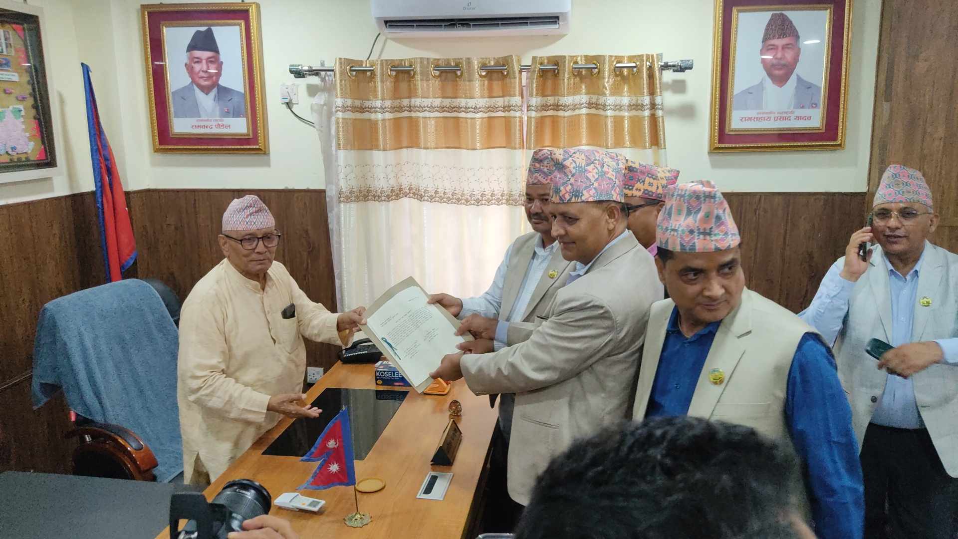 लुम्बिनी प्रदेशको मुख्यमन्त्रीमा चेतनारायण आचार्य  नियुक्त