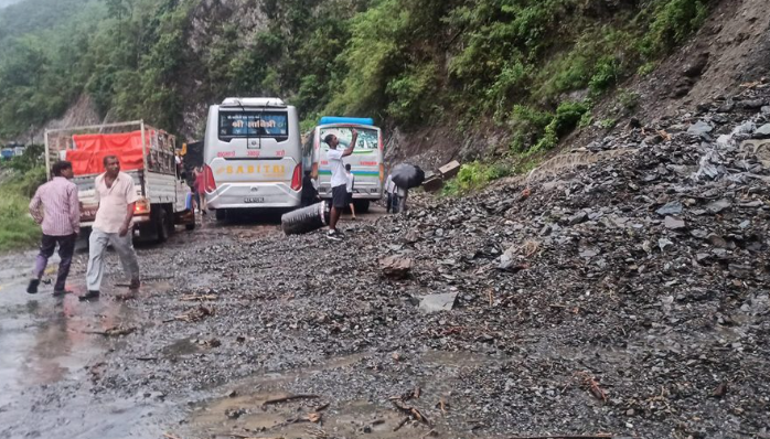 पहिरोका कारण अवरुद्ध मुग्लिन-मलेखु सडक पुन: सञ्चालन