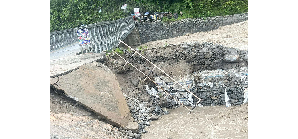 वर्षापछि मेलम्ची खोलामा आएको बाढीले बेलीब्रिज बगाउने खतरा