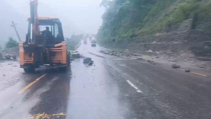 १७ किलोमा लेदोसहितको ढुङ्गाले लागेर बस चालकको मृत्यु
