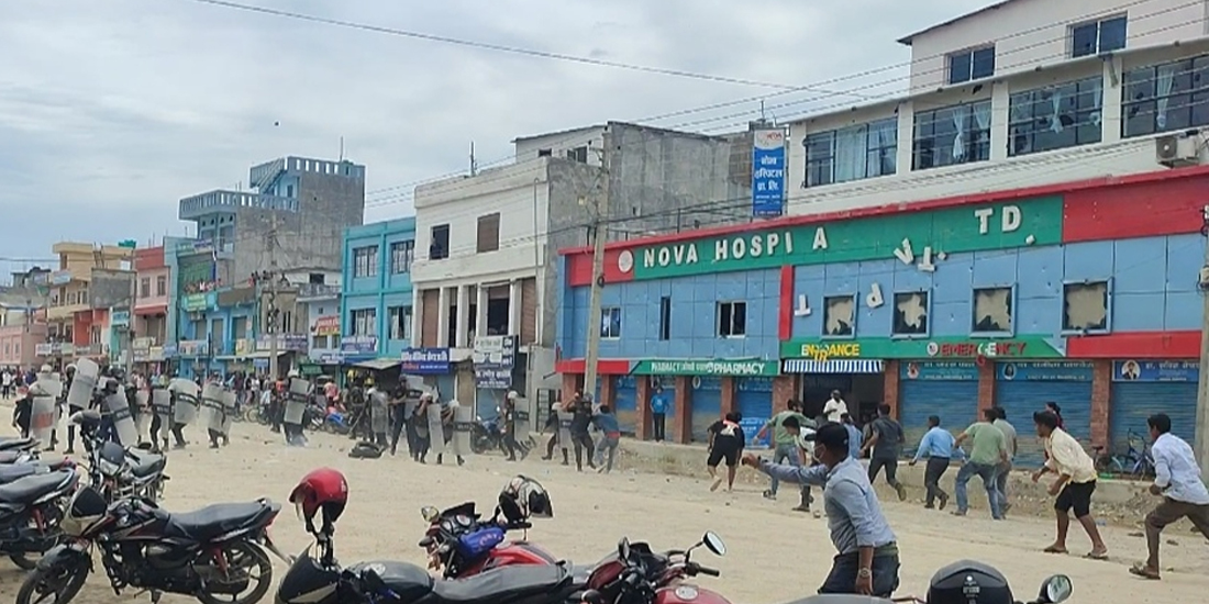बिरामीको मृत्युपछि धनगढीको नोभा अस्पतालमा तोडफोड, स्थिति नियन्त्रणमा लिन प्रहरीले हान्यो अश्रुग्यास