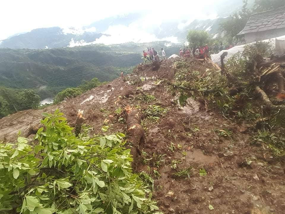 पाँचथरमा पहिरोमा पुरिएर आमाछोरीको मृत्यु,तीन जना  भागेर बाँच्न सफल