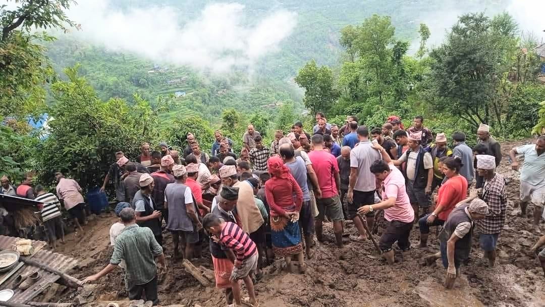 पहिरोमा परी ज्यान गुमाएका मृतकका परिवारलाई राहत रकम हस्तान्तरण