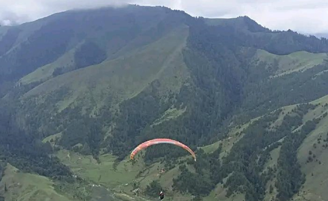 पर्यटकीयस्थल गुठीचौरमा प्याराग्लाइडिङको व्यावसायिक परीक्षण उडान