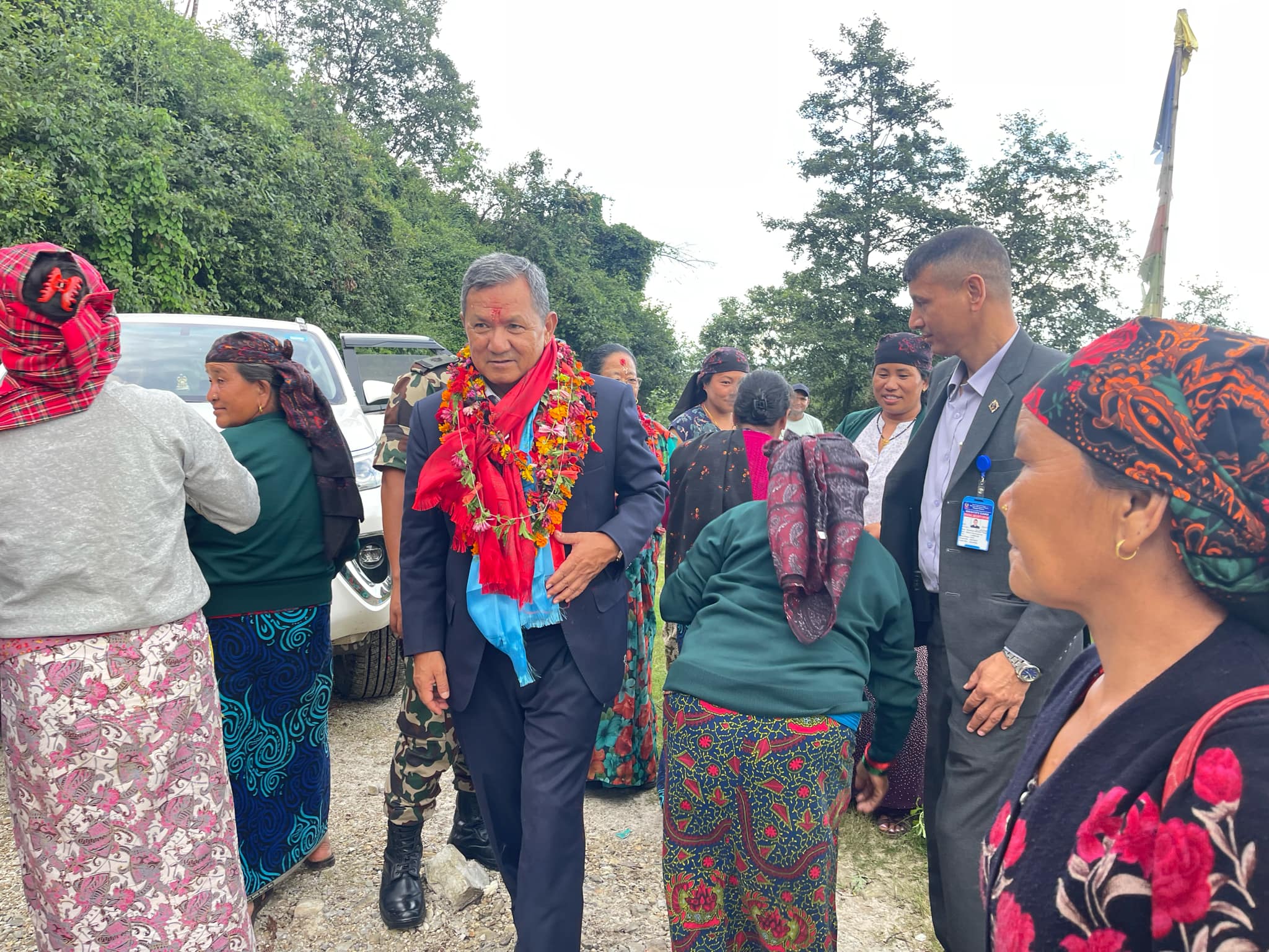 सञ्चारमन्त्री गुरुङद्वारा बगुम पहिरोको निरीक्षण