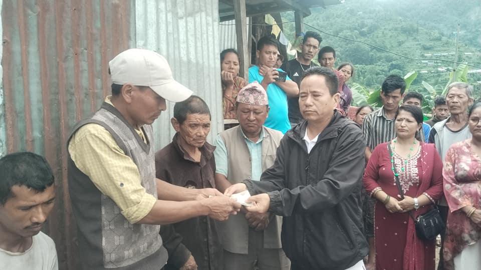 पहिरोमा परी मृत्यु भएका किशोरीका परिवारलाई सांसद तामाङको सहयोग