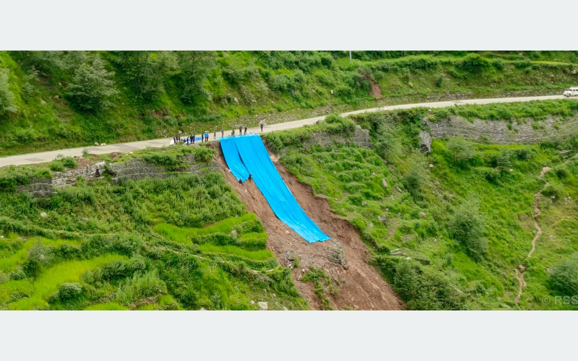 राजमार्गको पहिरो रोक्न त्रिपालको सहारा